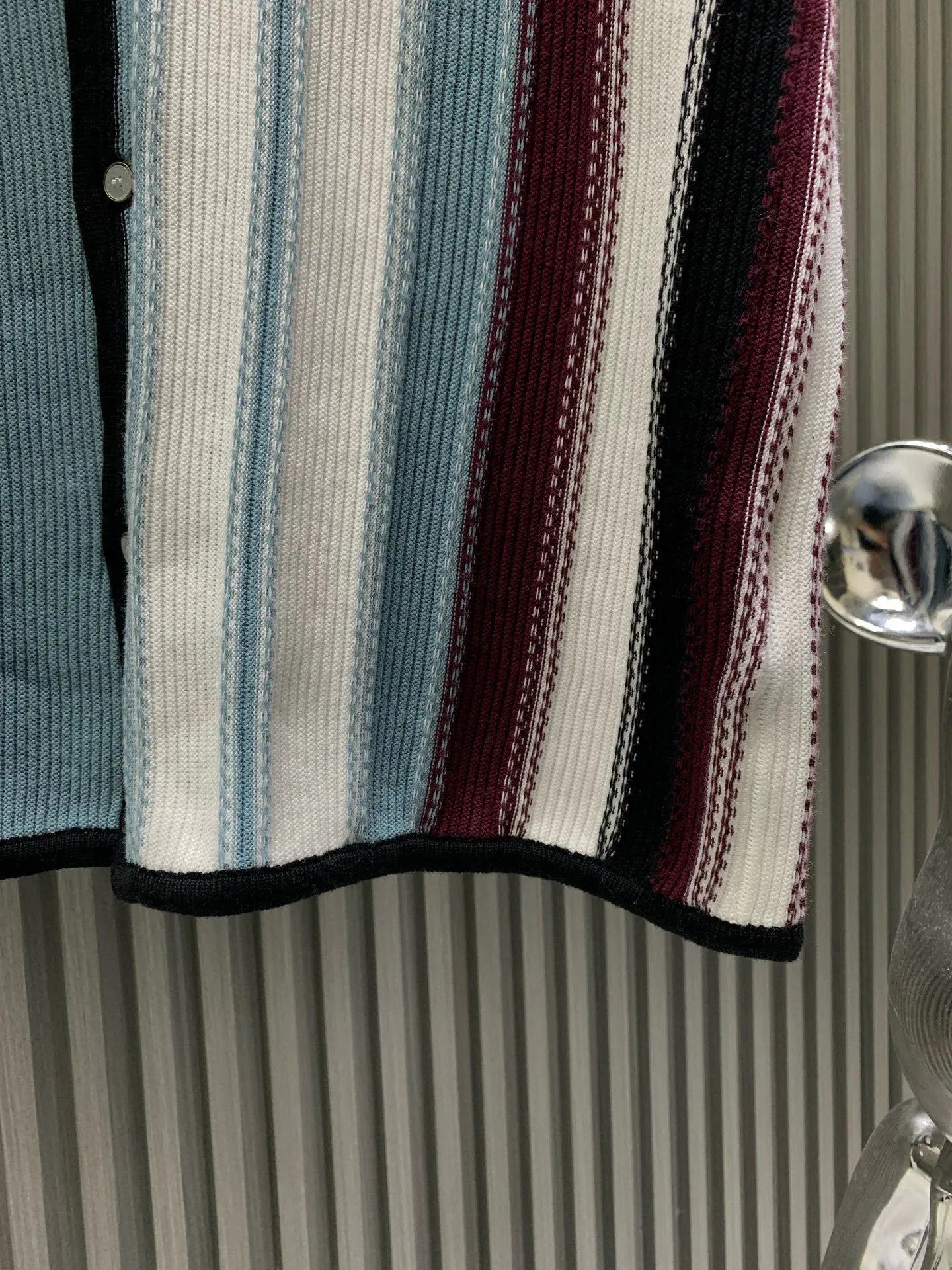 🅿️440 🀄️ Louis Vuitton Louis Vuitton 1v color block striped knitting. The original version was purchased for 15900 and developed. Custom-dyed 32-count double-ply combed cotton yarn. Used imported German (Stoll) 7 knitting machine custom-dyed yarn. Wool jacquard. Imported embroidery. Wool fermentation. Customized buttons. Customized trademark. Loose version. The original version is dyed and dyed. The color similarity is as high as 95%. The yarn is made of 2 strips of 260 combed cotton on the bottom + 5 strips of polyester + 1 strip of high-elastic stretch frame. The loom is a 14-needle STOLL machine imported from Germany. Each piece of fabric takes 390 minutes. Due to the particularity of this weave, the stability requirements of the machine are very high. Many machines cannot do it. The weaving time is very long. It is easy to have waste pieces when weaving the piece. The loss will be very large. The sewing plate is sewn with a 20-needle plate. In order to maximize the restoration effect, our large body fabric pieces are woven on an ultra-fine 16-needle flat machine. The whole piece of clothing has almost no knots. It is recommended to pair it with shorts of the same style.